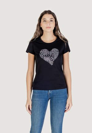Schwarzes Baumwoll-T-Shirt mit kurzen Ärmeln, das ein Herzdesign aus kleinen gemusterten Formen zeigt. Enganliegende Passform mit Rundhalsausschnitt.