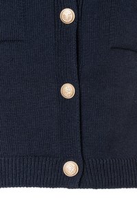 Marineblaue Strickjacke mit fünf goldfarbenen Knöpfen, geripptem Saum und zwei vorderen Taschen, aus einem weichen, strukturierten Stoff gefertigt.