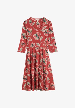 Czerwona sukienka do kolan z rękawami 3/4, dekoltem w kształcie litery V oraz kwiecistym wzorem w odcieniach różu, zieleni i niebieskiego.