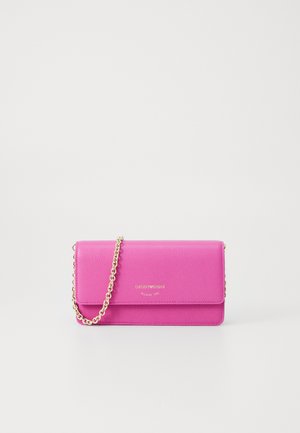 Sac à bandoulière en cuir rose avec une chaîne en or, doté d'une fermeture à rabat et d'un logo embossé sur le devant. Texture lisse.