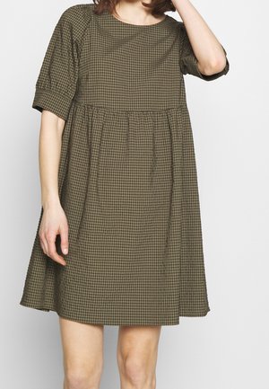 Robe à carreaux vert olive avec un col rond, des manches courtes et une silhouette trapèze avec des détails froncés à la taille.