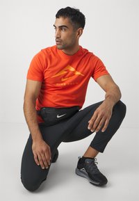 Nike Performance TEE TRAIL LOGO - Spordi T-särk - cosmic clay