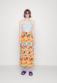 ONLY Tall ONLNOVA LUX LONG SKIRT - Saia comprida - sun orange
