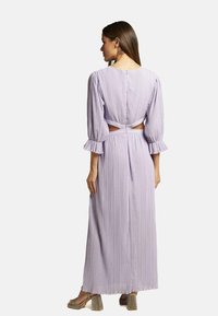 Lavendelfarbenes, plissiertes Maxikleid mit Puffärmel und Cut-out-Details in der Taille. Verfügt über eine Knopfleiste am Rücken und eine fließende Textur.