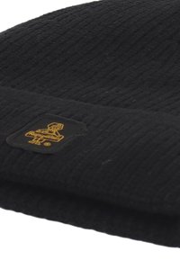 Berretto a coste nero realizzato in morbido materiale knit, con un piccolo etichetta gialla e nera con un logo sul davanti.