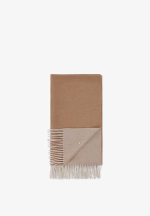 Brauner und beiger Wollschal mit glatter Textur, fransigen Kanten und einem kleinen goldenen Akzent. Das Design zeigt ein zweifarbige Blockmuster.