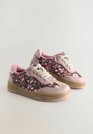 Różowe sneakersy z kwiecistym wzorem, teksturowana tkanina, syntetyczne akcenty i szare detale na pięcie. Posiadają płaskie sznurowadła i gumowe podeszwę.
