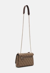 Borsa in tessuto marrone con catena e tracolla in pelle, dotata di patta pieghevole e scomparto con zip, decorata con un motivo con logo.