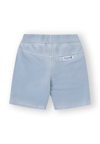 Pantalones cortos de algodón azul con una textura suave, cintura elástica y una pequeña etiqueta en el bolsillo trasero. Diseño de corte recto sin acentos adicionales.