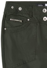 Mørkegrønne bukser ved taljen med lynlåslomme, metal knapper og synligt mærkelabel "CECIL" syet indvendigt i linningen.