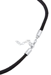 Zwarte suède chokercollier met zilveren metalen hardware, voorzien van een zachte cilindrische sluiting en een verstelbare ketting voor maatverstelling.