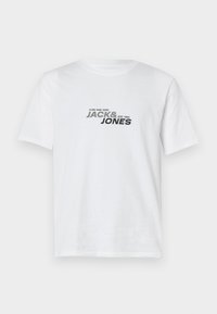 Camiseta de algodón blanca con cuello redondo. Presenta texto impreso en negro, "CORE NINE ZERO JACK & JONES EST. 1990," en la parte frontal. Mangas cortas.