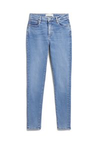 Jean skinny en denim bleu clair avec poches avant, passants pour ceinture et fermeture par bouton, posé à plat sur un fond blanc.