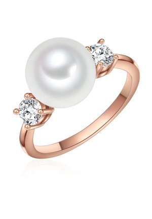 Roze-gouden ring met een grote ronde witte parel als middelpunt, geflankeerd door twee ronde heldere diamanten op een witte achtergrond.