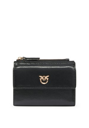 Portafoglio in pelle nera con cerniera dorata ed emblema dorato di uccello sulla patta frontale, esposto su sfondo bianco.