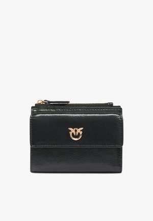 Portafoglio in pelle nera con cerniera dorata ed emblema dorato di uccello sulla patta frontale, esposto su sfondo bianco.