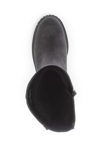 Zwarte suède enkelboot met een ronde neus en zachte binnenvoering. Voorzien van een elastische zijpaneel en een gestructureerde zool voor grip.