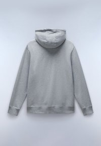 Felpa grigia con cappuccio, dal tessuto morbido, maniche lunghe e polsini a costine. Presenta una vestibilità comoda e un design semplice, senza adornamenti.
