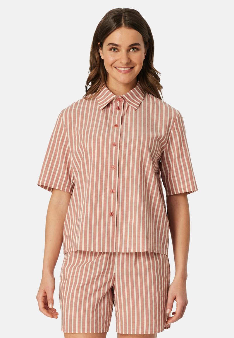 Gestreept set met korte mouwen en korte broek in roze en crème. Gemaakt van katoen met knoopsluiting en kraagdetail.