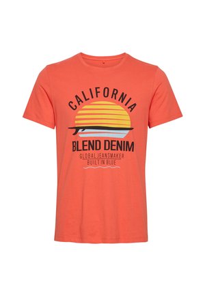 T-shirt corail à manches courtes, avec un motif graphique de coucher de soleil rayé et les mots « California Blend Denim » sur le devant.