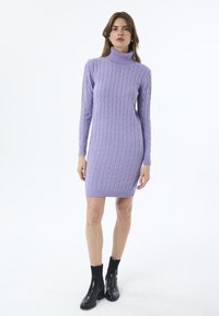 Lillatokkiga kudumkleit, millel on tekstureeritud nöörmustrit. Kleit on pika varrukaga ja sobiva siluetiga, ulatudes reie kohale.