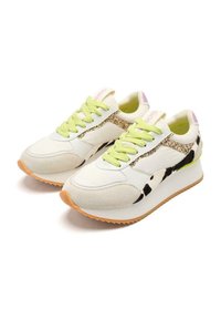 Sneakers bianchi con lacci verdi, dettagli glitterati, motivo laterale in bianco e nero e suola testurizzata. Design con piattaforma elevata.