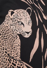 Ilustrace leoparda s podrobnými skvrnami a intenzivními očima na černém pozadí s abstraktními světle růžovými tvary.