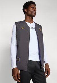 adidas Originals MANCHESTER UNITED ICON VEST - Vest - utility black/semi night flash