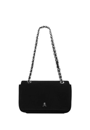 Bolso de hombro negro con correa de cadena plateada y pequeño detalle de calavera y huesos cruzados plateados en la solapa frontal.