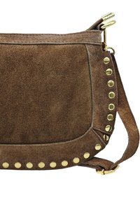 Sac en cuir suédé marron avec des clous en métal doré sur le côté, une surface texturée et une bandoulière réglable pour différents styles de port.