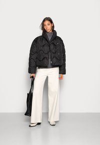 Weekday BRIGHT PUFFER JACKET - Casaco de inverno - black