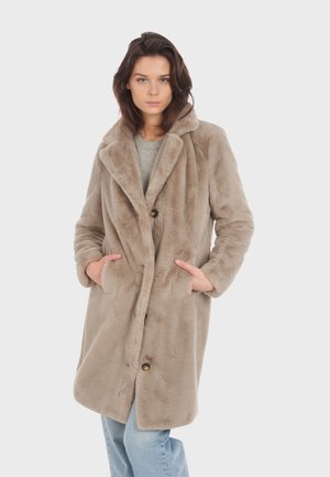 Manteau en fausse fourrure beige avec un col cranté, deux poches avant et une fermeture à un bouton. Texture douce et design mi-long.