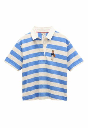 Niebiesko-biała koszulka polo w paski z krótkim rękawem, białym kołnierzykiem oraz haftowanym lisem ubranym w ubrania na lewej piersi.