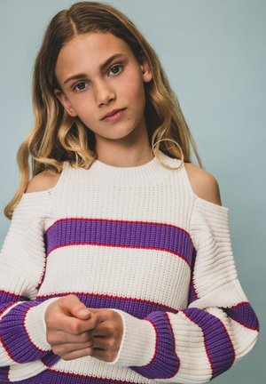 Witte gebreide trui met rode en paarse horizontale strepen. Heeft een off-shoulder ontwerp, lange mouwen en een geribbelde textuur.