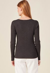 BONOBO Jeans ÖKOFREUNDLICHE MIT V-AUSSCHNITT - Strickjacke - gris foncé