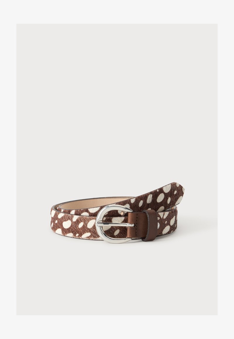 Ceinture en cuir marron et blanc à taches, roulée avec une boucle en métal argenté sur un fond clair uni.