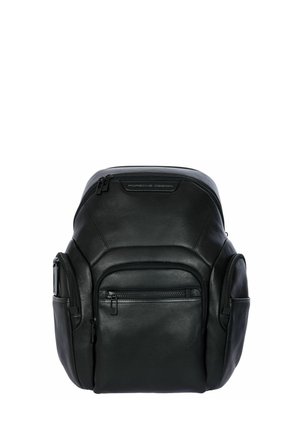 Zaino Porsche Design in pelle nera con più scomparti con cerniera e targhetta con logo in alto, mostrato su sfondo bianco.