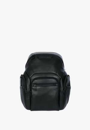 Sac à dos en cuir noir Porsche Design avec plusieurs compartiments zippés et une étiquette logo en haut, présenté sur fond blanc.