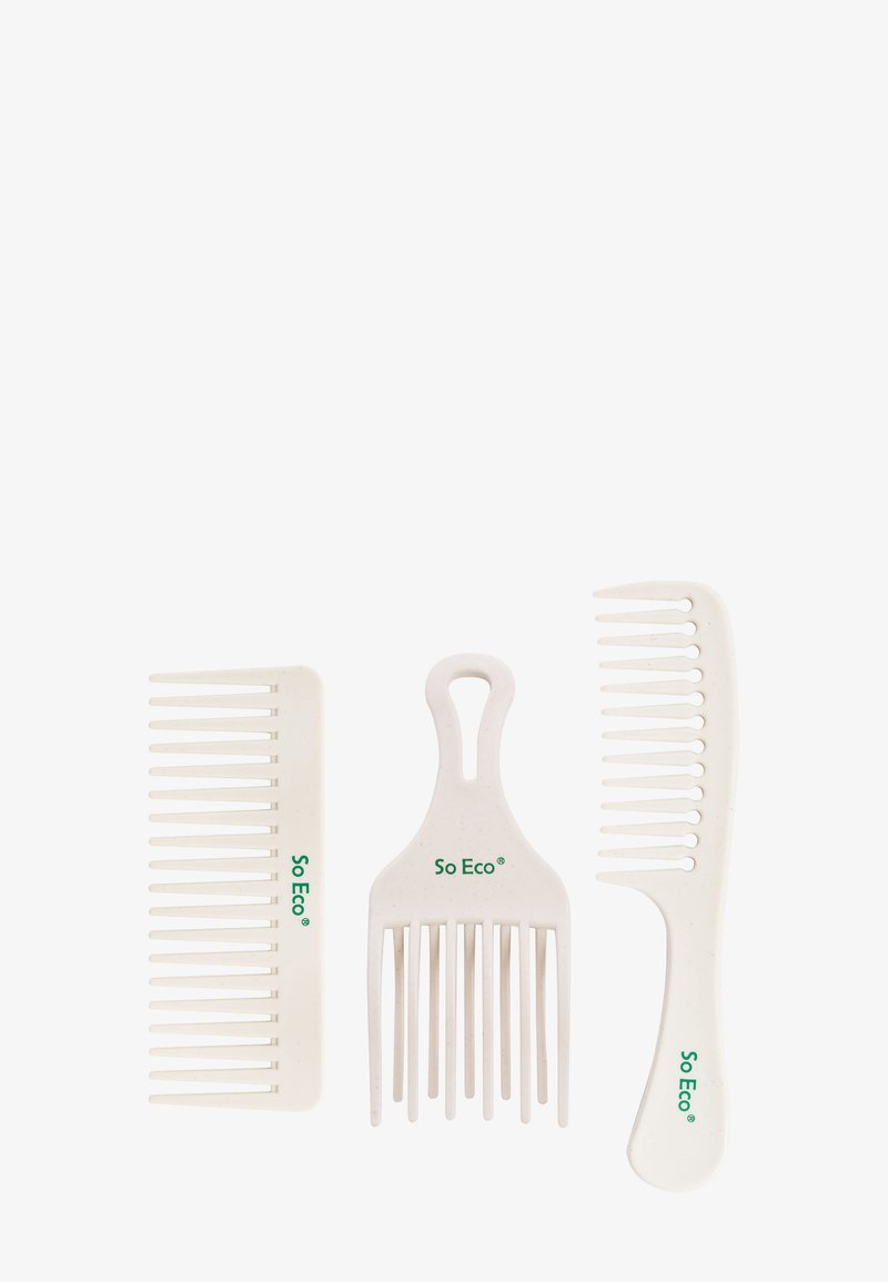 Zestaw trzech grzebieni: biały plastik, różne szerokości i odstępy między zębami, z zielonym logo "So Eco" na każdym grzebieniu.