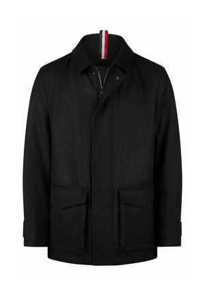 Schwarze Jacke für Herren mit Frontreißverschluss und Druckknopfverschluss, zwei großen Fronttaschen mit Klappe und einem Kragen mit rot-weiß-blauer gestreifter Schlaufe.