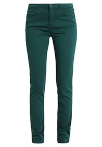 Jeans verde de corte slim, confeccionados en una mezcla de algodón, que cuentan con cinco bolsillos y un cierre de botón. Textura suave con un color sólido.