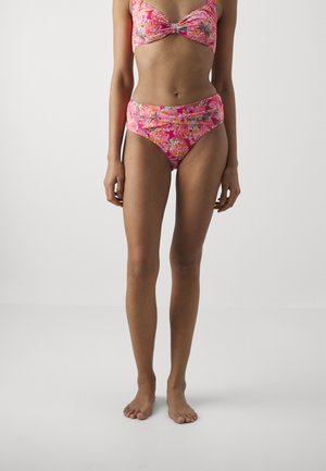 Bikini set s cvjetnim uzorkom u ružičastoj i narančastoj boji, s vrhnim dijelom koji ima uvijen prednji dio s srebrnim detaljem i gaćicama visokog struka. Glatka tekstura tkanine.