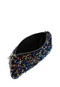 Fekete cipzáras clutch táska, melyet színes flitterek borítanak, sima belső béléssel és karcsú, hosszúkás formával rendelkezik.