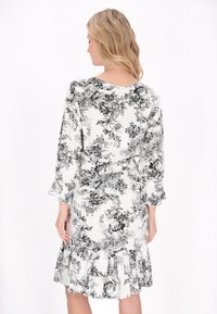 usha Nappali ruha - white black