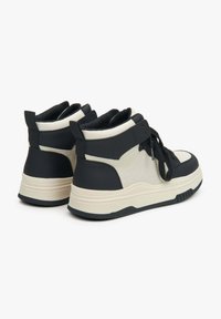 Sneakers na wysokiej podeszwie w czarno-kremowym kolorze, wykonane z materiału syntetycznego, z wyściełanym kołnierzem i teksturowaną gumową podeszwą dla lepszej przyczepności.