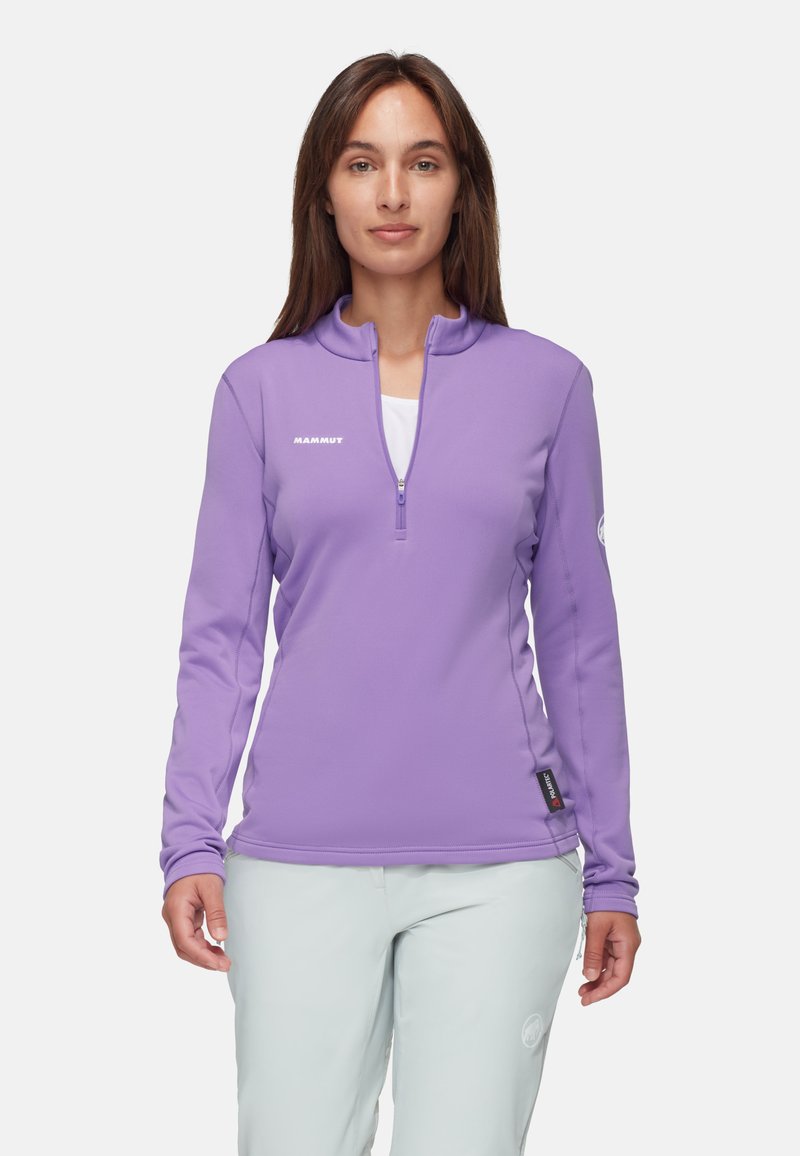 Lila zip-up mellanlager fleece med långa ärmar, mjuk textur och logotypdetalj på bröstet och ärmen. Lättviktig för utomhusaktiviteter.