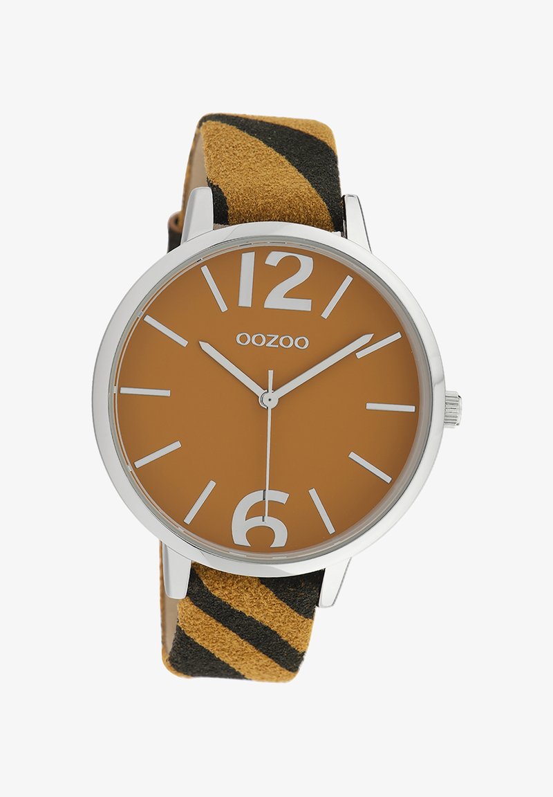 Montre ronde en argent avec un cadran brun, des index horaires blancs et un bracelet en tissu avec des rayures jaunes et noires.