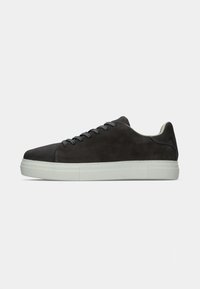 Mørk grå semsket lav-topp sneaker med matchende snøring og hvit gummisåle, sidevisning mot ensfarget bakgrunn.