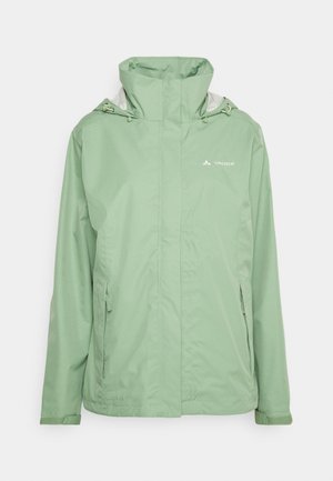 Groene waterdichte Jack met een hoge kraag, verstelbare trekkoordkap, twee zijzakken en een gladde, lichte textuur.