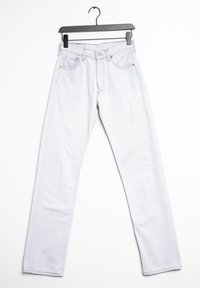 Jeans de denim de lavado claro con un diseño de pierna recta, cinco bolsillos y costuras beige. Presentan un cierre de botón y un lazo para colgar.